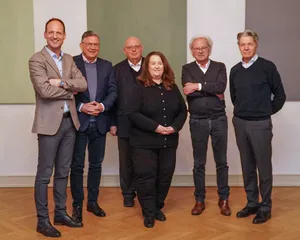 Auf dem Bild zusehen ist der neue Vorstand der Bürgerstiftung Rösrath, von links: Stephan Braun, Robert Scheuermeyer, Norbert Lenke, Bondina Schulze, Berthold Kalsbach, Johannes Müller. Es fehlt Volker Wabnitz.